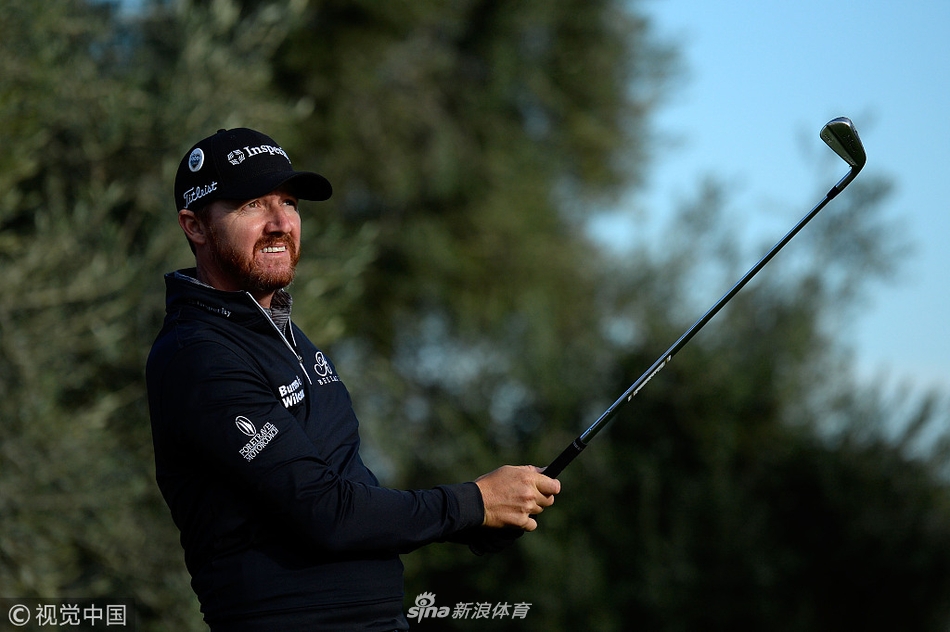 领先者J.J.斯鲍恩在比赛中稳健进攻,神情冷静,手握优势向冠军发起有力冲击。