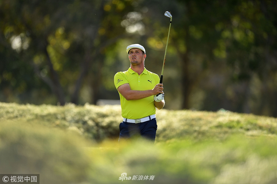 裴相文力与美融合的完整挥杆背影,动作流畅如画,定格了高尔夫运动的经典瞬间。