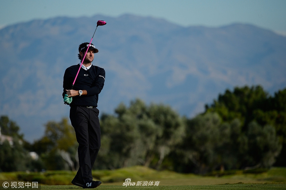 布巴-沃森深陷沙坑困境,全神贯注准备关键救球,沙砾飞扬间彰显大师功底。