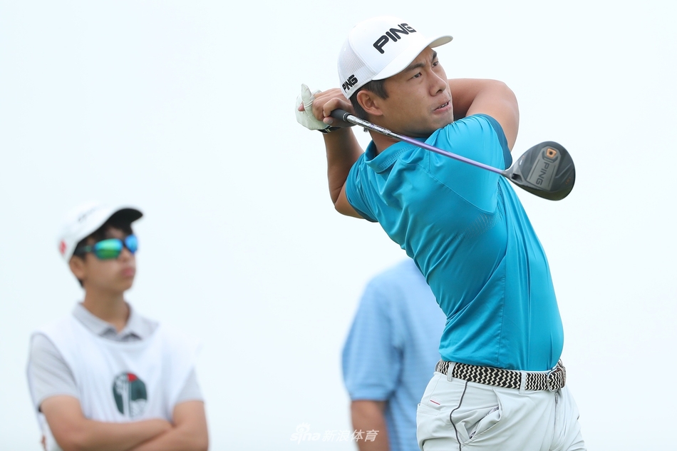 泰国名将冈恩沙恩卡尔在比赛中大力开球，身体扭转充满力量，白色高尔夫球在空中划出清晰弧线