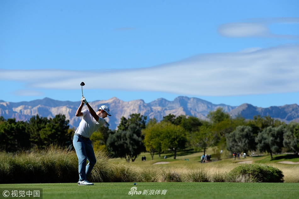 赛事记分板特写，清晰显示着博·霍斯勒与J.J.斯鲍并列领先的成绩，周围环绕着郁郁葱葱的球场树木。