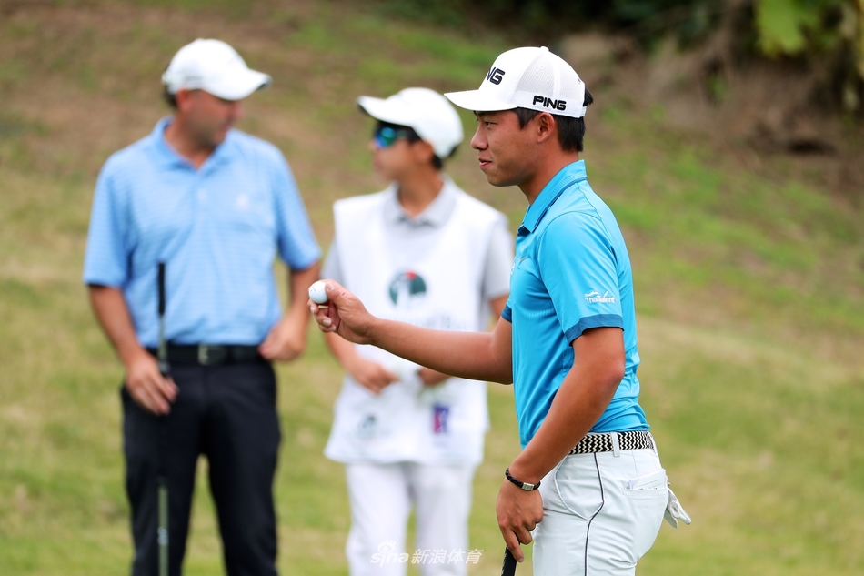 韩国选手金兑祐与担任球童的父亲在赛场上并肩行走，两人正在认真讨论战术，亲情成为坚实后盾