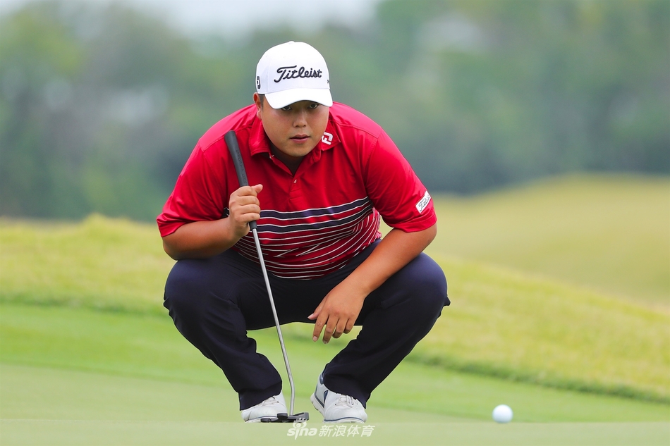 冠军颁奖典礼上，球员高举奖杯喷洒香槟庆祝，金色奖杯与飞溅的香槟泡沫交织出胜利的狂欢