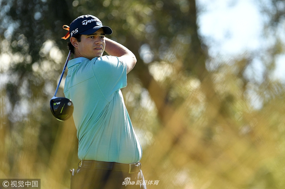 博·霍斯勒在TPC萨姆林球场第十八洞果岭上，专注地观察长推线路，背景是拉斯维加斯连绵的山脉与晴朗的天空。