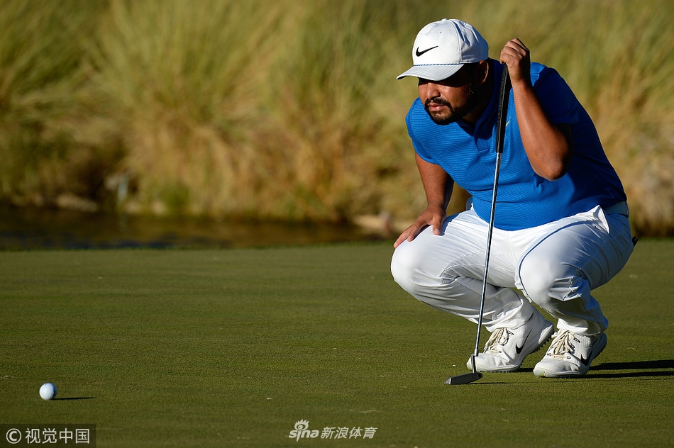 托尼·弗诺在发球台上全力挥杆，动作流畅充满力量，广阔的沙漠球场与远山构成了一幅壮丽的运动画卷。