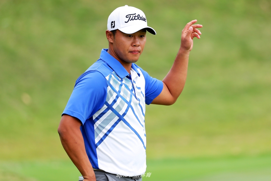 澳大利亚选手大卫卢特鲁斯使用好友戴伊赠送的推杆成功推球入洞，脸上露出欣喜的笑容