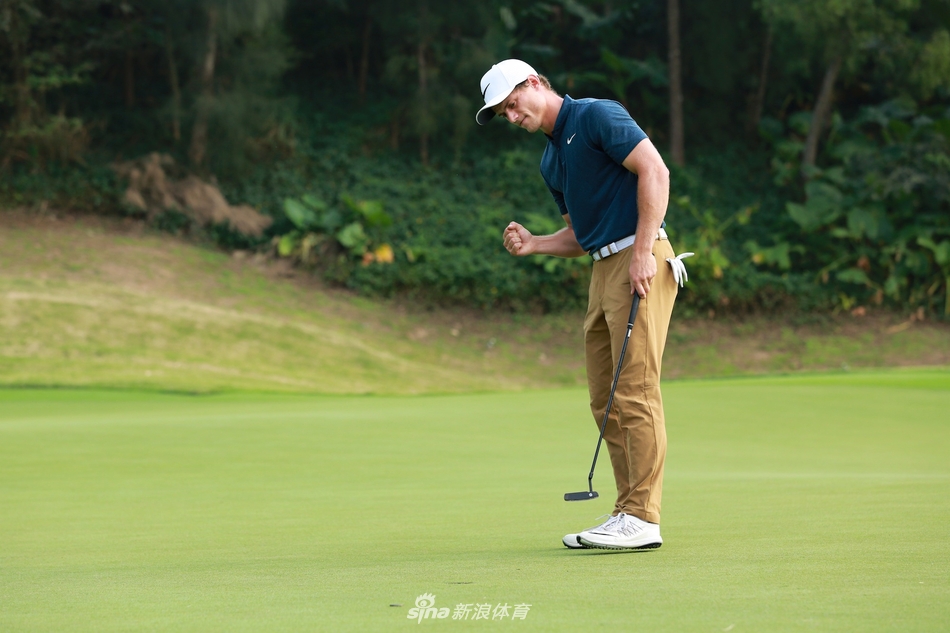 决赛轮观众聚集在果岭周边，屏息观看关键推击，高尔夫运动的魅力在于这凝聚了所有期待的静谧瞬间。