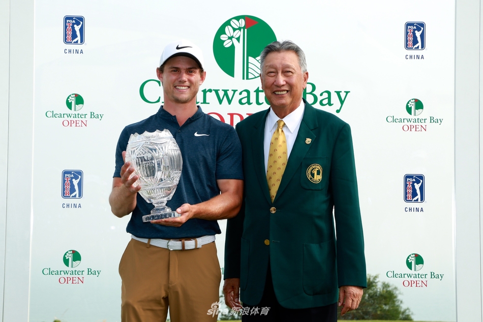 香港名将黑纯一在球道上冷静观察果岭形势，海风吹动衣角，专注的神情中透露出对胜利的渴望。