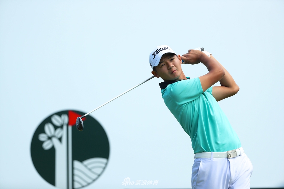 赛事中球童与球员并肩前行，走过郁郁葱葱的球道，他们是球员最亲密的战友，共同面对每一次挑战。