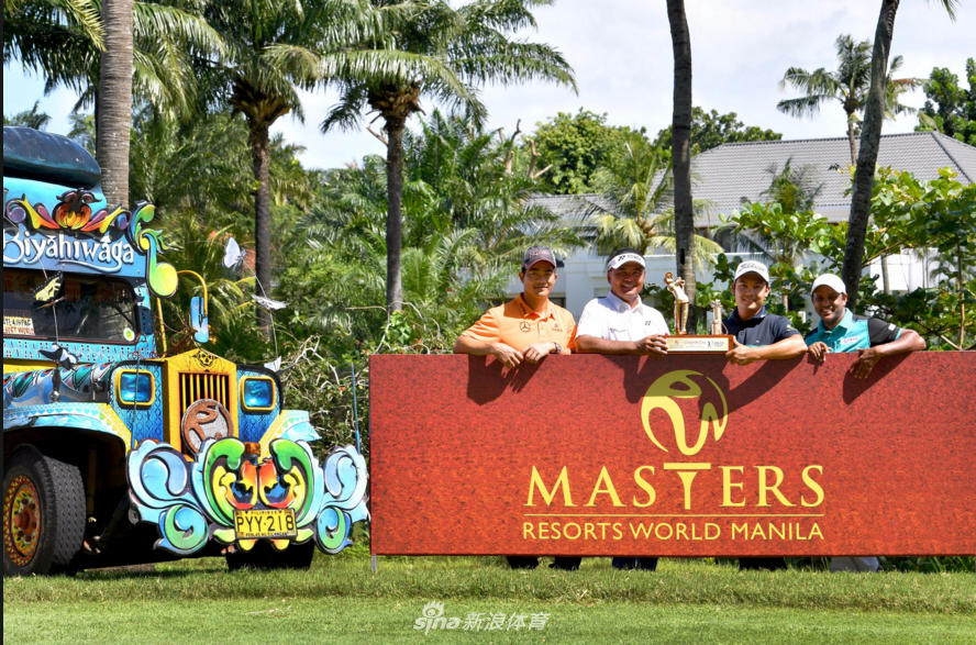 马尼拉大师赛官方背景板前，梁文冲面带微笑，准备接受媒体采访