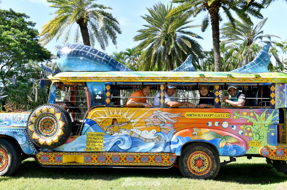 梁文冲在练习果岭旁神情专注，仔细阅读比赛场地手册，为制定周详战术做准备