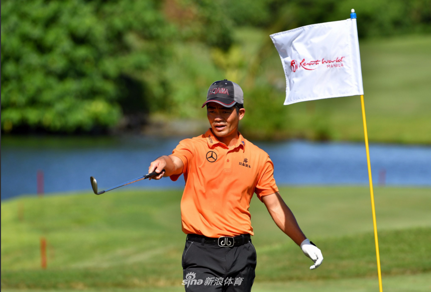 梁文冲在发布会后与同行友好交谈，气氛轻松融洽