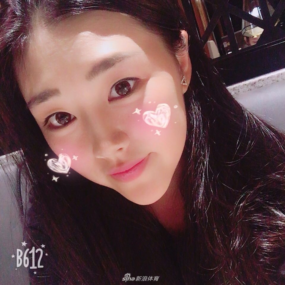 隋响在赛后签名区认真为小球迷签名，笑容温暖亲切