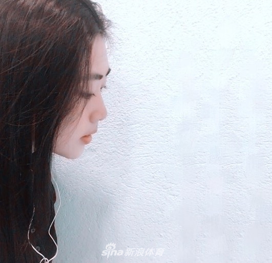 隋响与球童在球道上并肩前行，认真讨论下一杆攻略