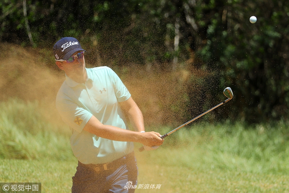 维克多·杜比松在果岭上轻轻推动推杆，小白球缓缓滚向洞杯，关键时刻的每一推都至关重要。