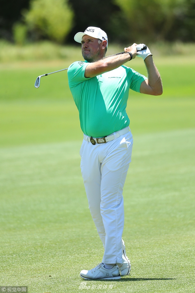 李·维斯特伍德在长草中冷静观察球位，准备下一杆的精准救球，经验丰富的老将风范一览无余。