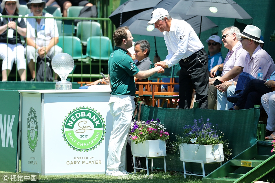 加里·普莱尔面带标志性笑容，与身旁的球员亲切交谈，分享着高尔夫运动的智慧与乐趣。