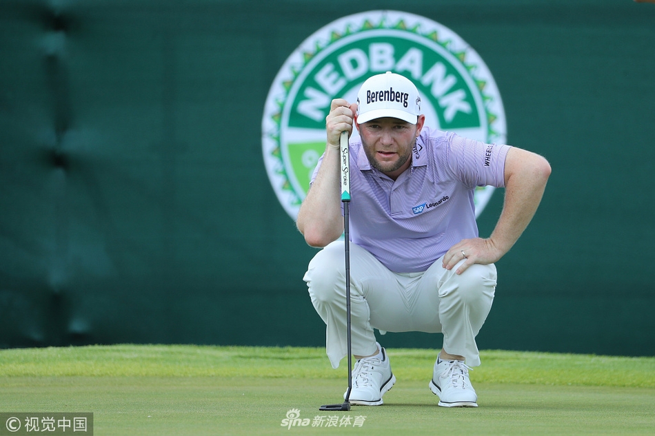 冠军布兰登·格雷斯身穿南非航空制服，与阿航空姐在奖杯旁亲切合影