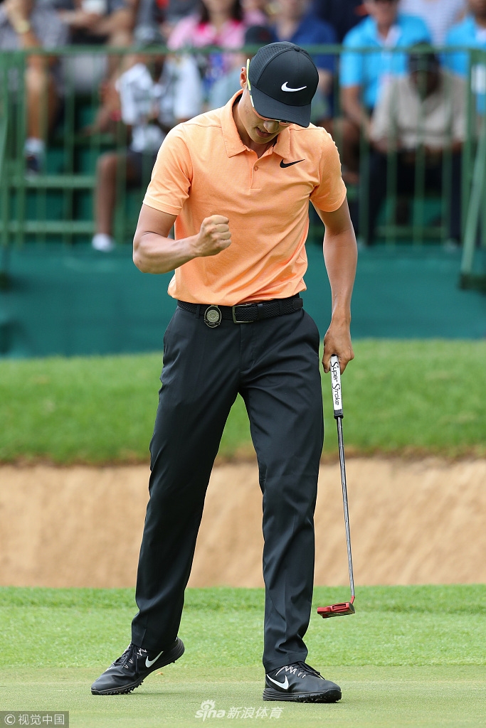 李昊桐在推入重要一杆后，紧握右拳兴奋庆祝，脸上写满喜悦与释放