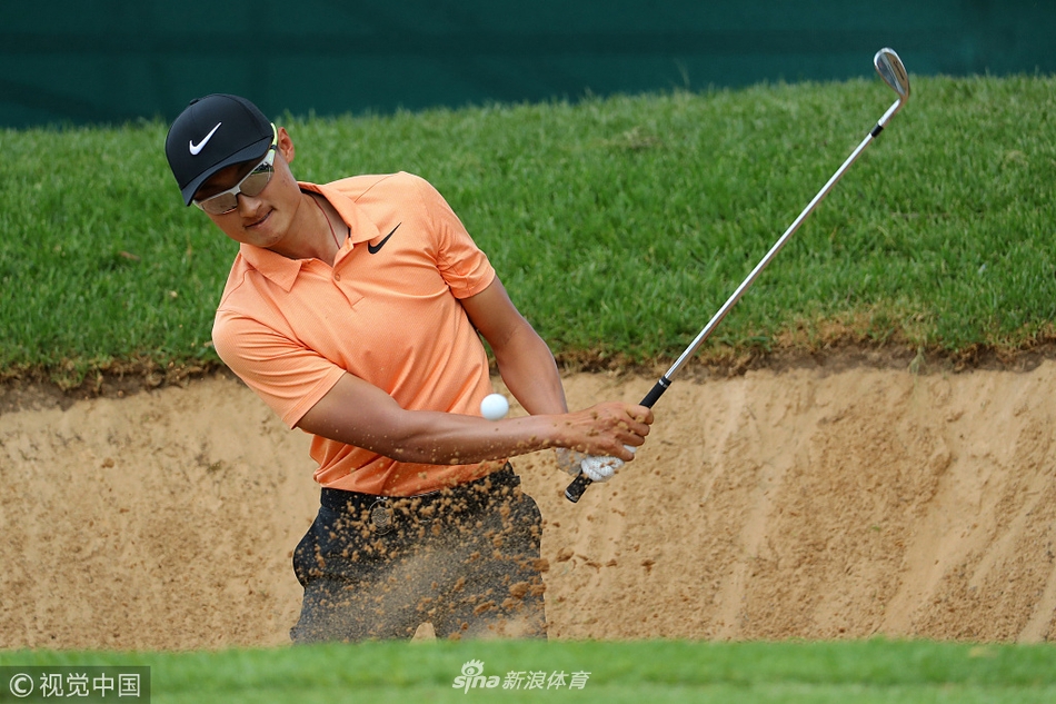 李昊桐在沙坑中全神贯注，正准备打出一记精彩的救球，目光紧盯小球