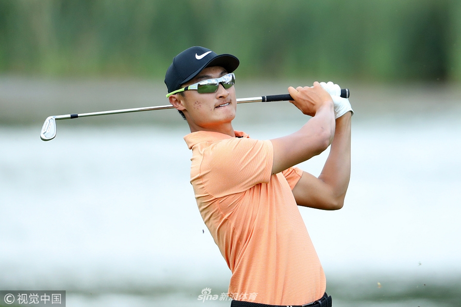 李昊桐在决赛轮中完成一次标准而有力的收杆动作，身体姿态舒展平衡