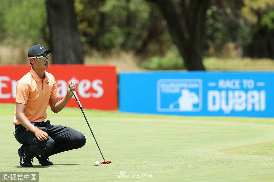 李昊桐在果岭上单膝跪地，屏息凝神地观察推杆线路，进行最后的判断