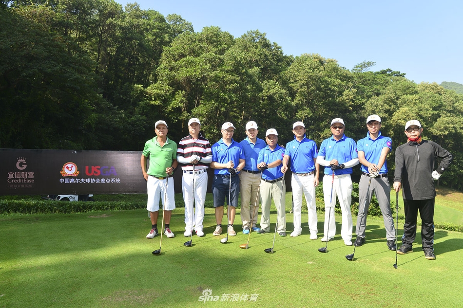 颁奖典礼上，获奖球员高举奖杯，笑容灿烂共享荣耀时刻