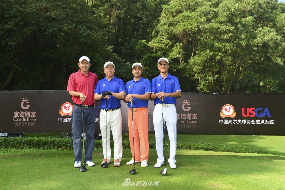 绿意盎然的球道上，球员正专注地进行关键一记远距离挥杆