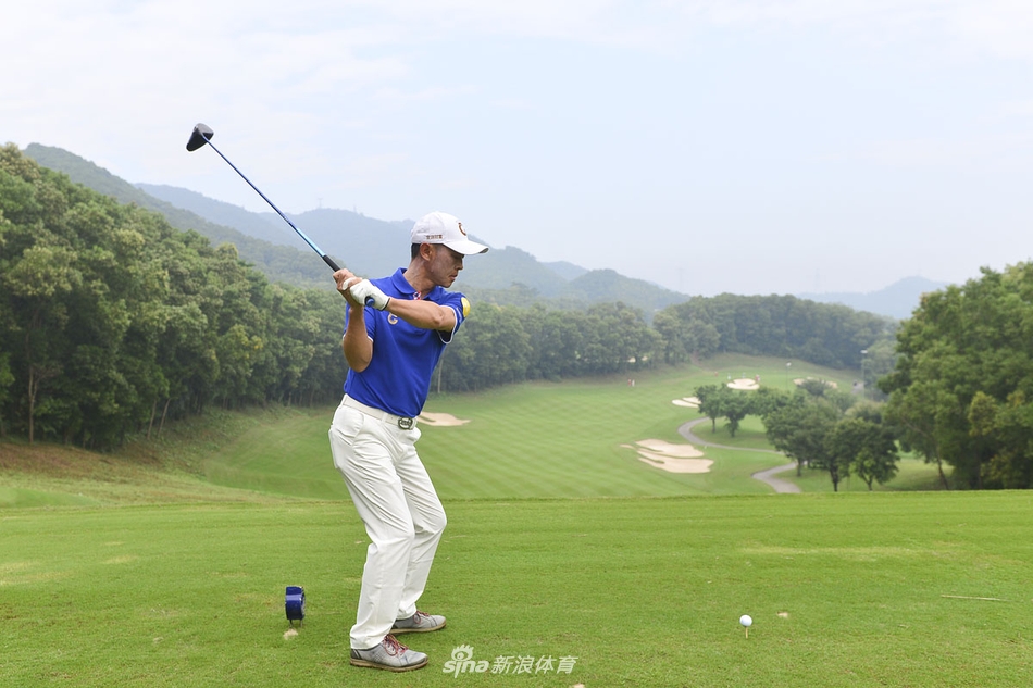 夕阳下的观澜湖球场美景，水障碍倒映着天空与绿树