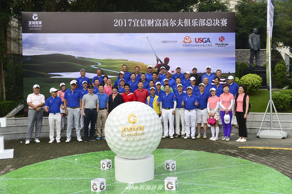 球员在沙坑中沉着救球，沙砾飞扬展现高超短杆技巧