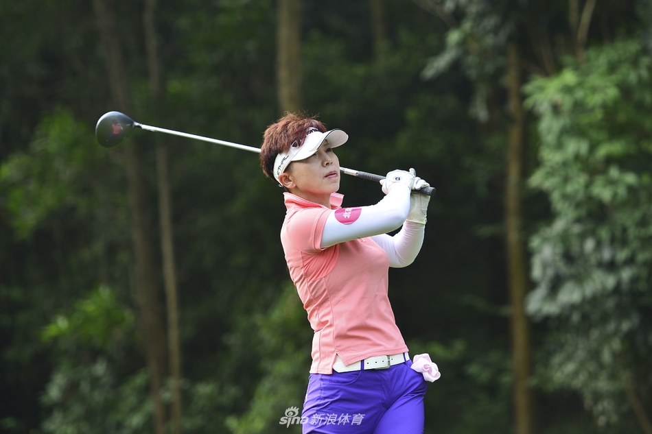 球员在果岭上仔细阅读草纹，准备决定胜负的关键一推