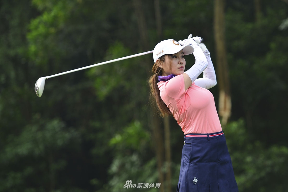 赛事结束后嘉宾与选手们愉快交流，举杯共庆美好时光