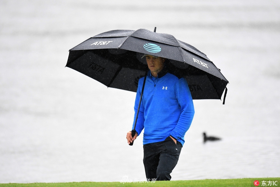 前网球名将莱顿·休伊特完成了一次漂亮的高尔夫挥杆,收杆姿势挺拔而稳定。