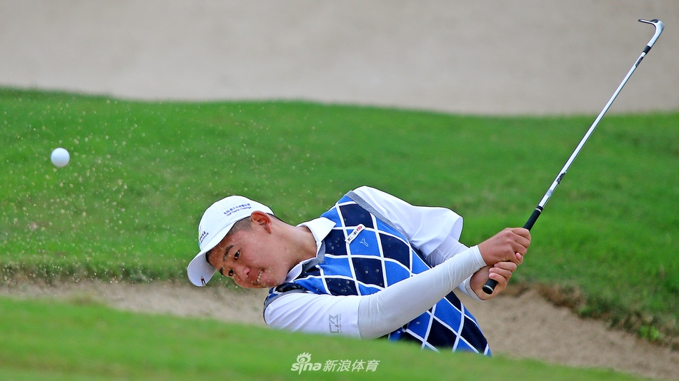 十四岁的领先者陈顾新目光沉静地凝视远方，手中球杆与少年身形构成果岭上坚定的剪影。