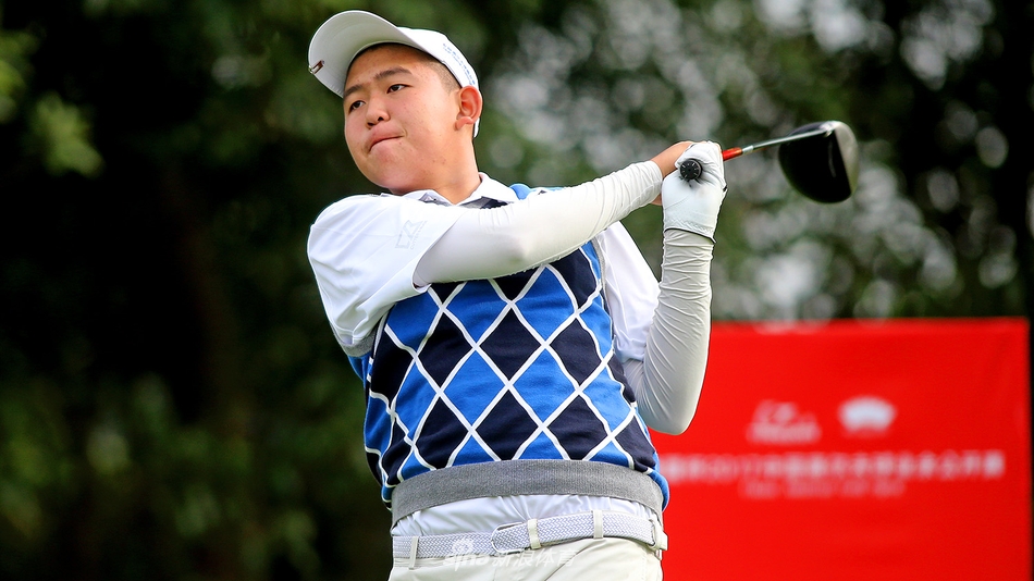 陈沛成于关键洞完成一记精彩的推杆进洞，紧握拳头的瞬间释放出强烈的求胜欲望。