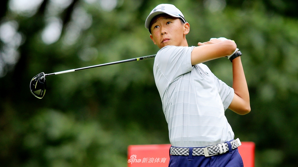 冠军奖杯静静陈列在颁奖台，聚光灯下等待着明日英雄的到来，象征着荣耀与梦想的终极归属。