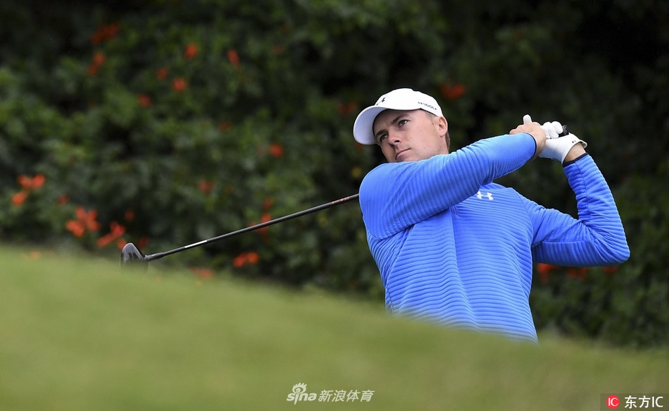 简森·戴伊在练习场上全神贯注地进行热身挥杆,肌肉线条流畅,展现出世界级球员的扎实功底。