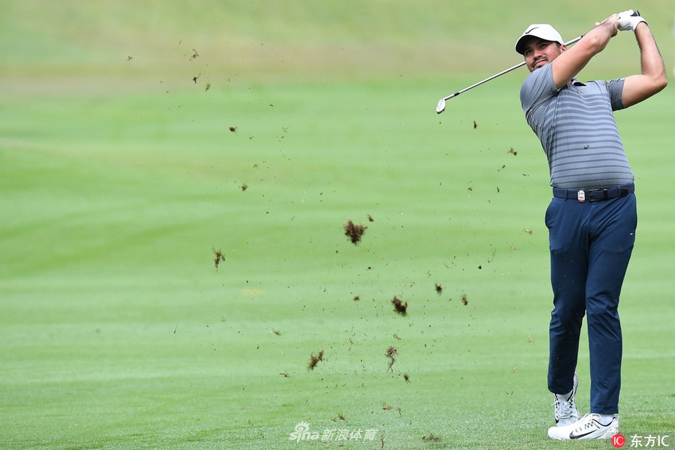 烈日下,乔丹·斯皮思撑起一把雨伞为自己遮挡阳光,神情专注地观察着球场局势。