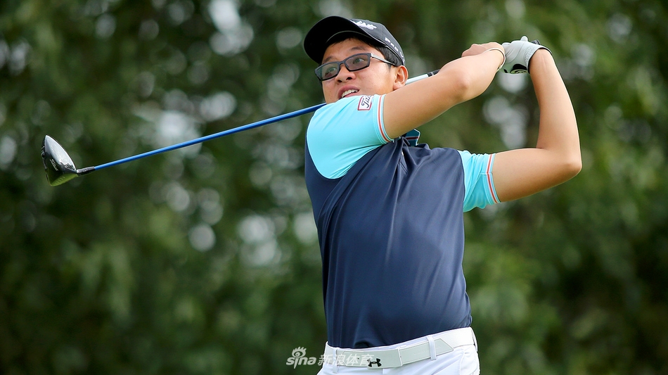 记分牌特写清晰显示着陈顾新、梁恩旗、陈沛成三人紧咬的杆数，定格了移动日结束后的胶着局面。