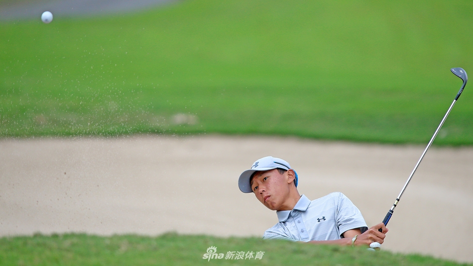 决赛轮开球前，陈顾新在练习果岭反复推敲，晨曦为少年专注的身影勾勒出金色轮廓。
