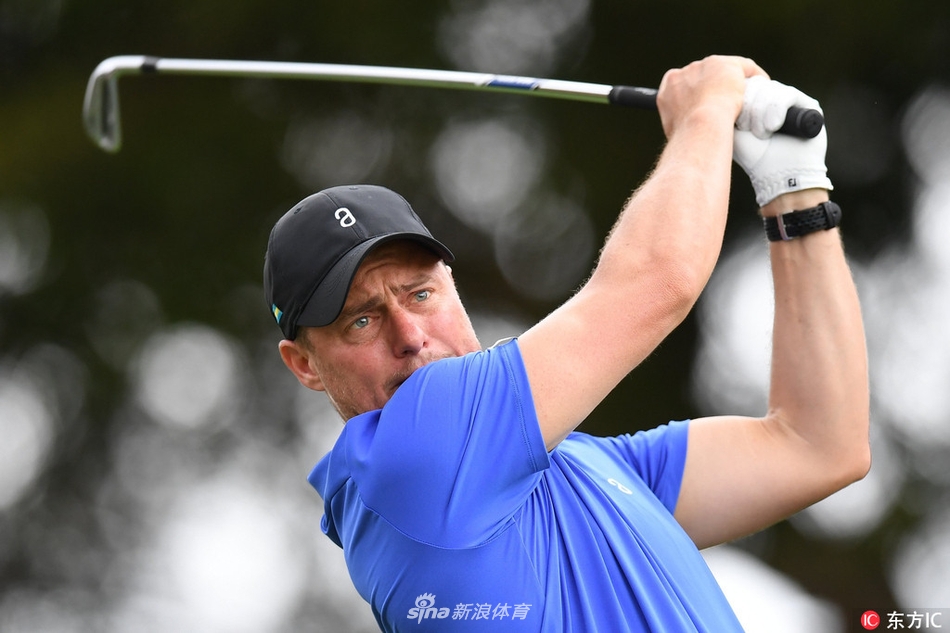 莱顿·休伊特在果岭上俯身准备推杆,神情严肃,仿佛回到了网球大满贯决赛的关键分时刻。