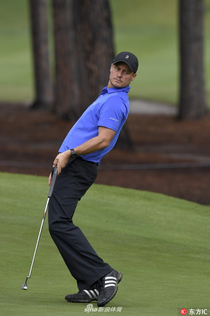 乔丹·斯皮思在果岭上沉稳推杆,动作优雅而稳定,尽显大满贯冠军的风采。