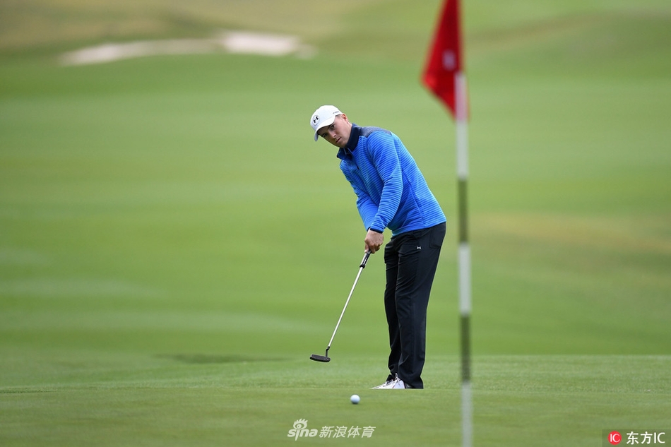 比赛结束后,乔丹·斯皮思面带微笑,耐心地为围在身旁的球迷们签名留念。