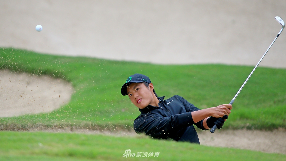 观众聚集在果岭周边屏息观赛，背景是观澜湖经典的球场景观，共同构成大赛的静谧与紧张。