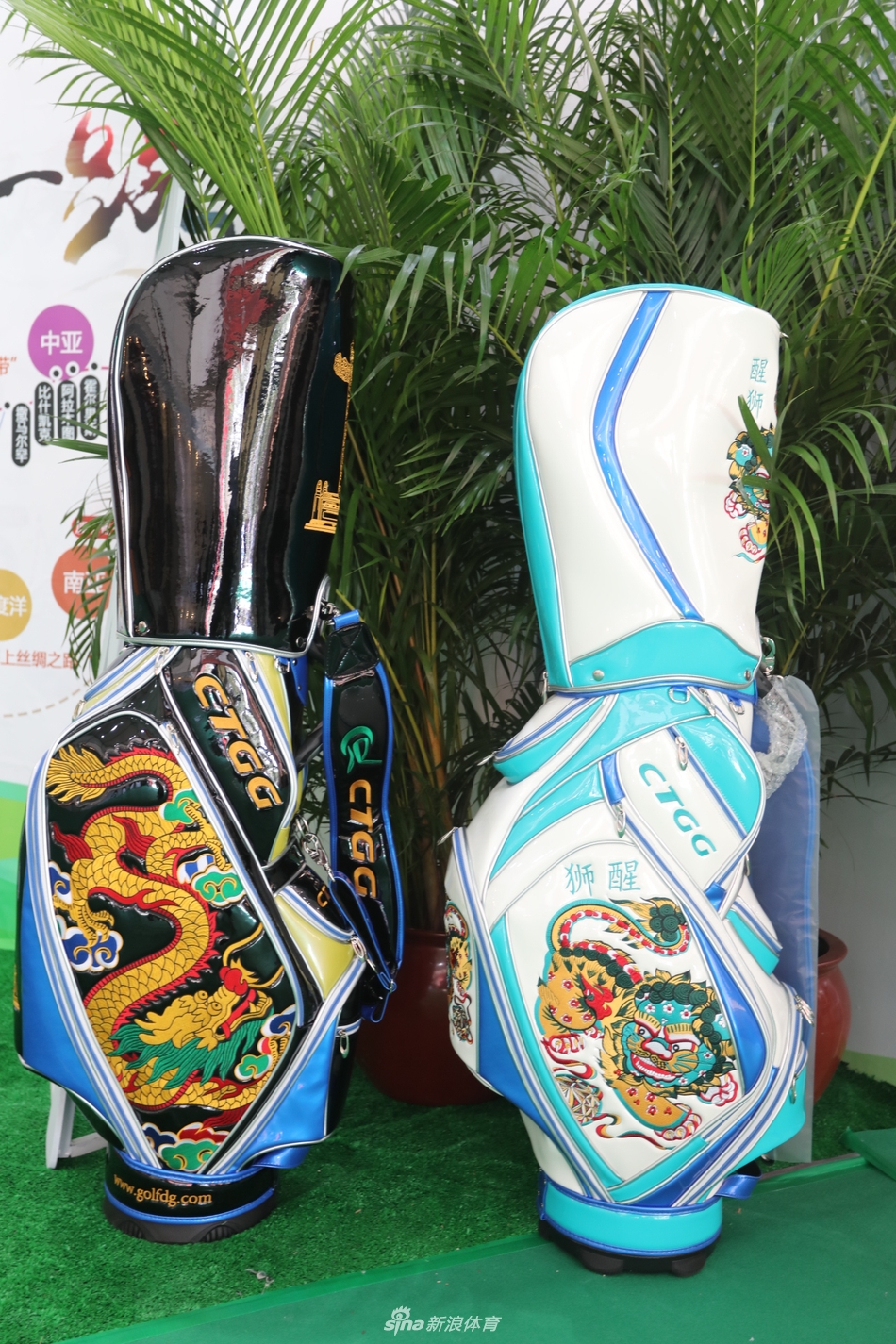 一枚采用和田玉与黄铜匠心打造的高尔夫球标，造型为精巧的中国方印，印面篆刻着‘乐在其中’四个古雅汉字。