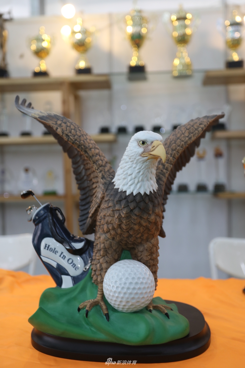 设计师正在向国际买家详细介绍一款灵感源自太极八卦的推杆平衡原理,现场演示吸引了众多围观。