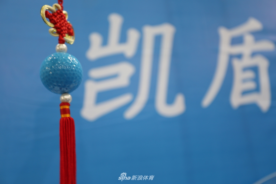 一套高尔夫球tee套装，其底座被设计成一对栩栩如生的汉白玉石狮门墩，威严又可爱，充满宅院文化的趣味。