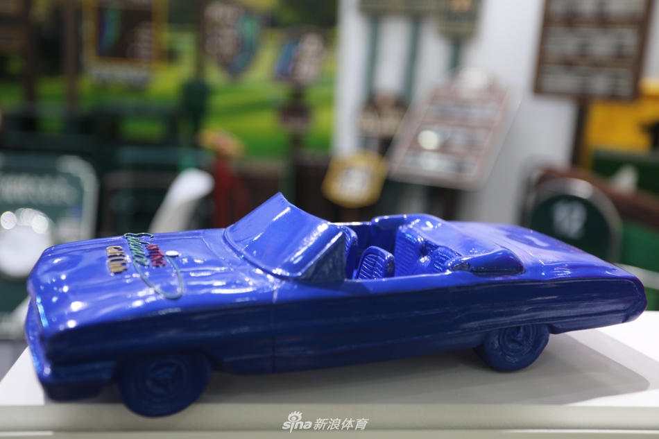 一件米白色高尔夫Polo衫，巧妙融合中式立领与手工盘扣设计，面料挺括，兼具运动功能性与新中式时尚感。