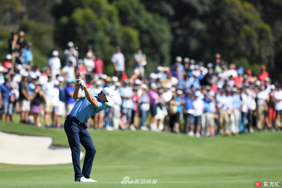 斯皮思优雅流畅的上杆瞬间,身体充分扭转,目光聚焦于球