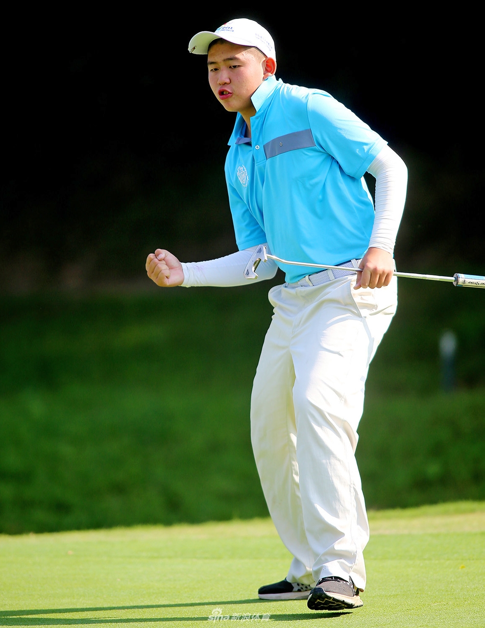 余彦豪在沙坑中沉着救球，沙砾飞扬瞬间展现出扎实的基本功。